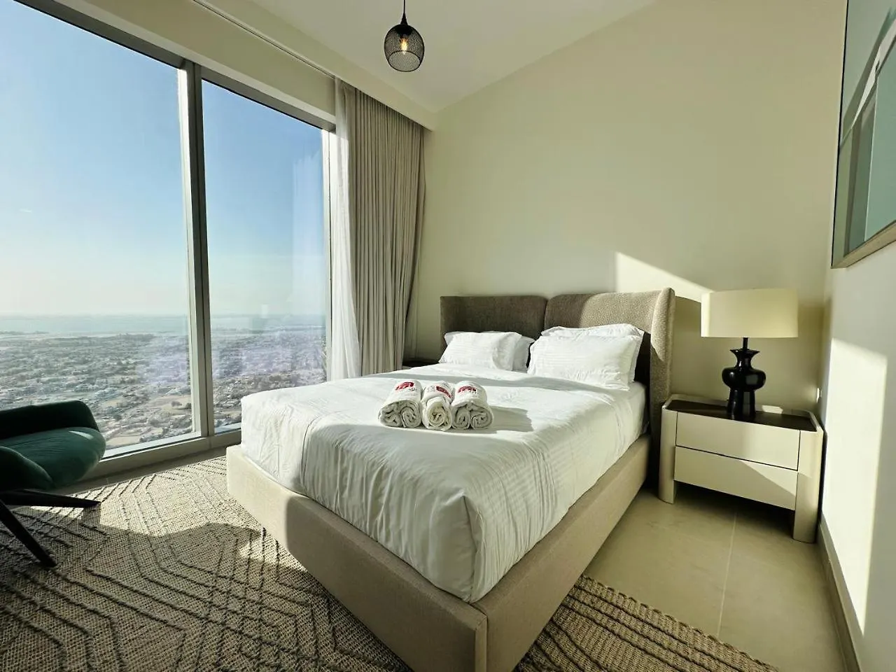 Homelike Charm High-End Furnished And Luxurious Dubai Lejlighed