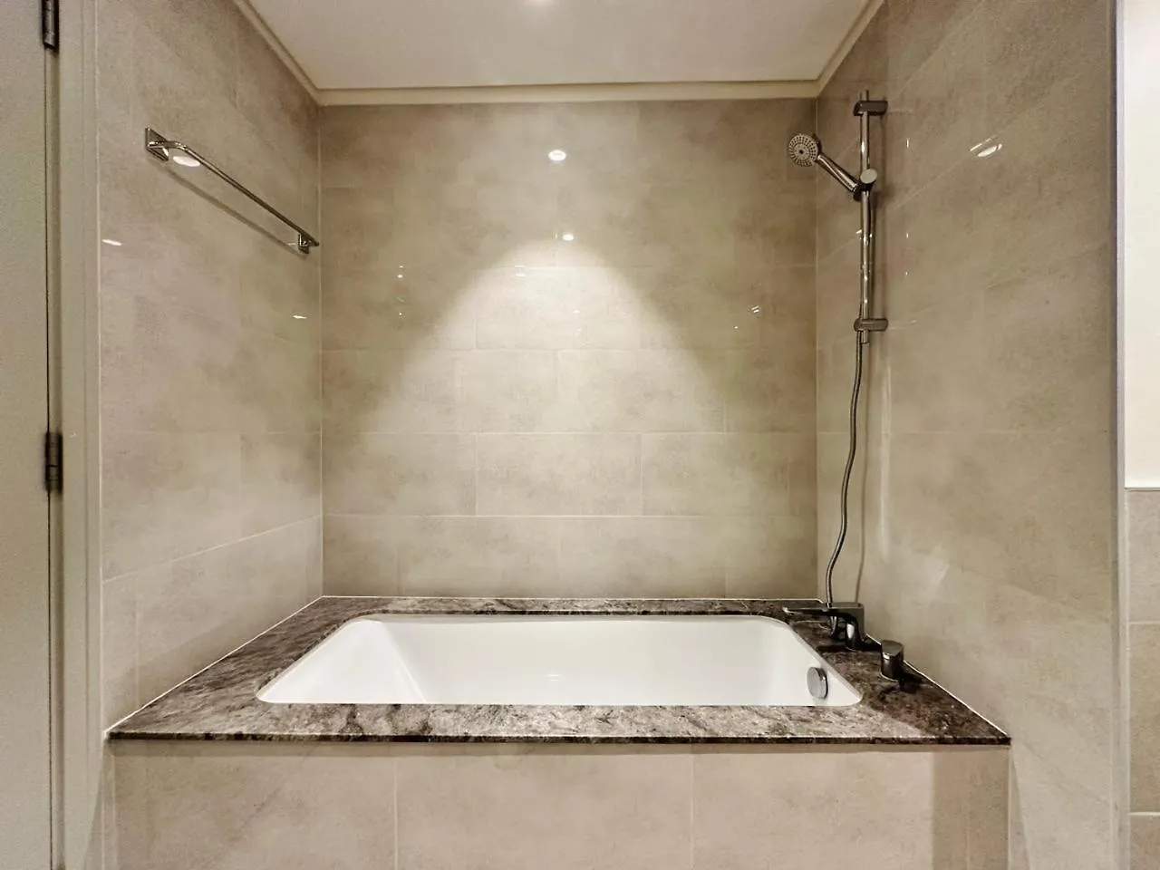 Homelike Charm High-End Furnished And Luxurious Dubai Lejlighed